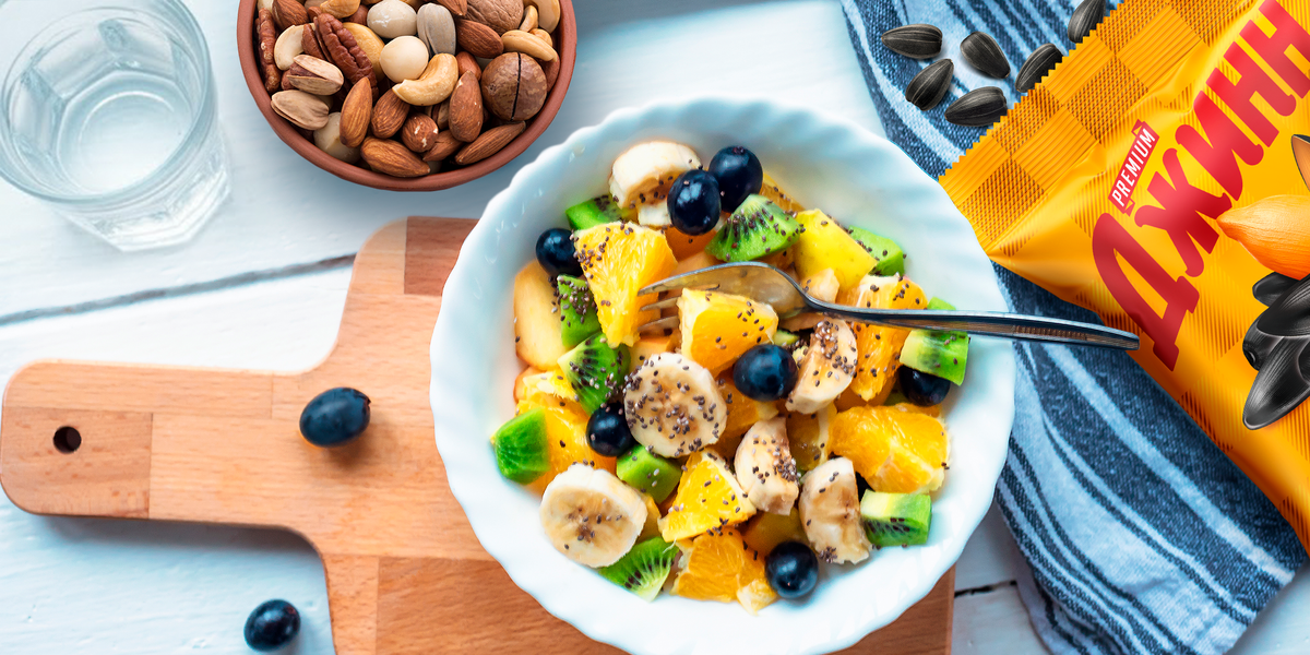 Сбалансированный перекус из белков, клетчатки и жиров насыщает надолго и предотвращает переедание.