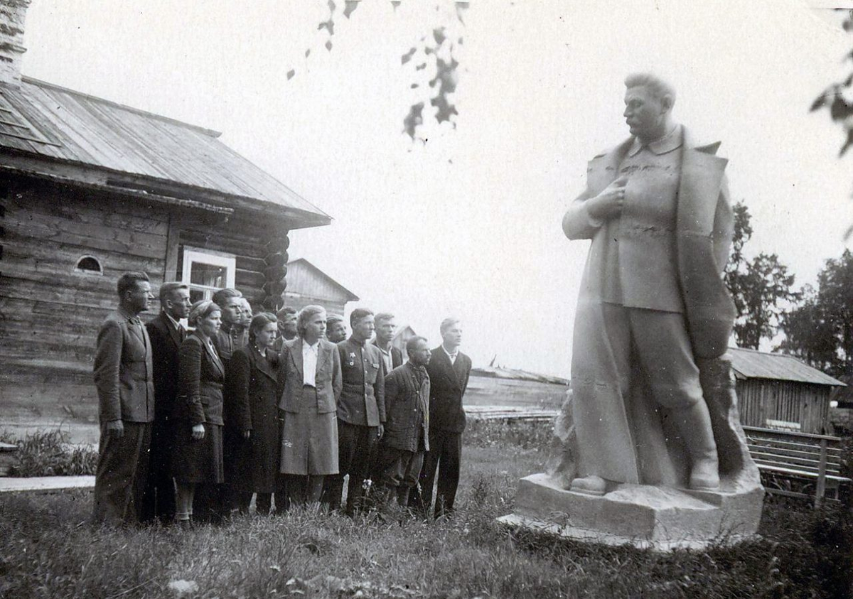                                                 Памятник И.В. Сталину в Сольвычегодске 