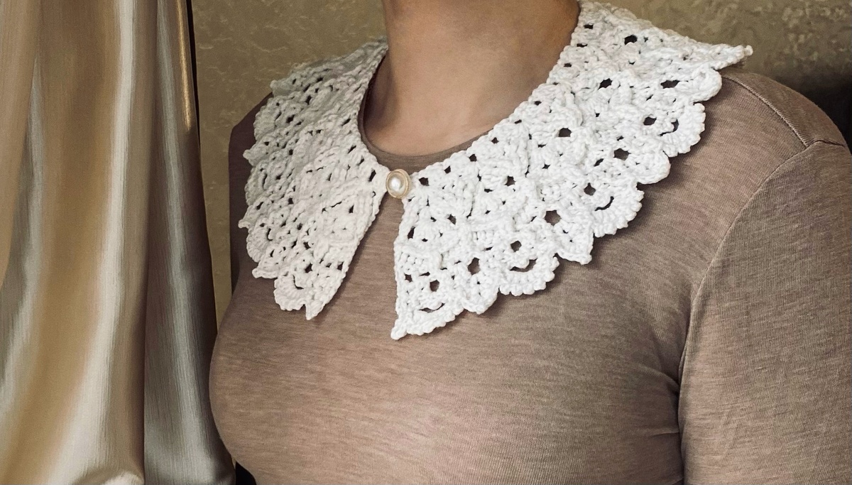 Белый воротник с пуговицей (60% хлопок, 40% акрил).Ширина воротника 50 см. Цена 1500р 