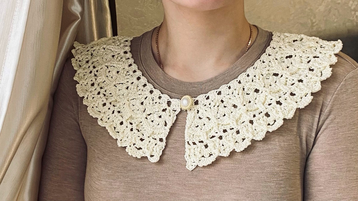 Воротник цвета экрю с пуговицей (100% хлопок). ширина воротника 65 см. Цена 2000р 