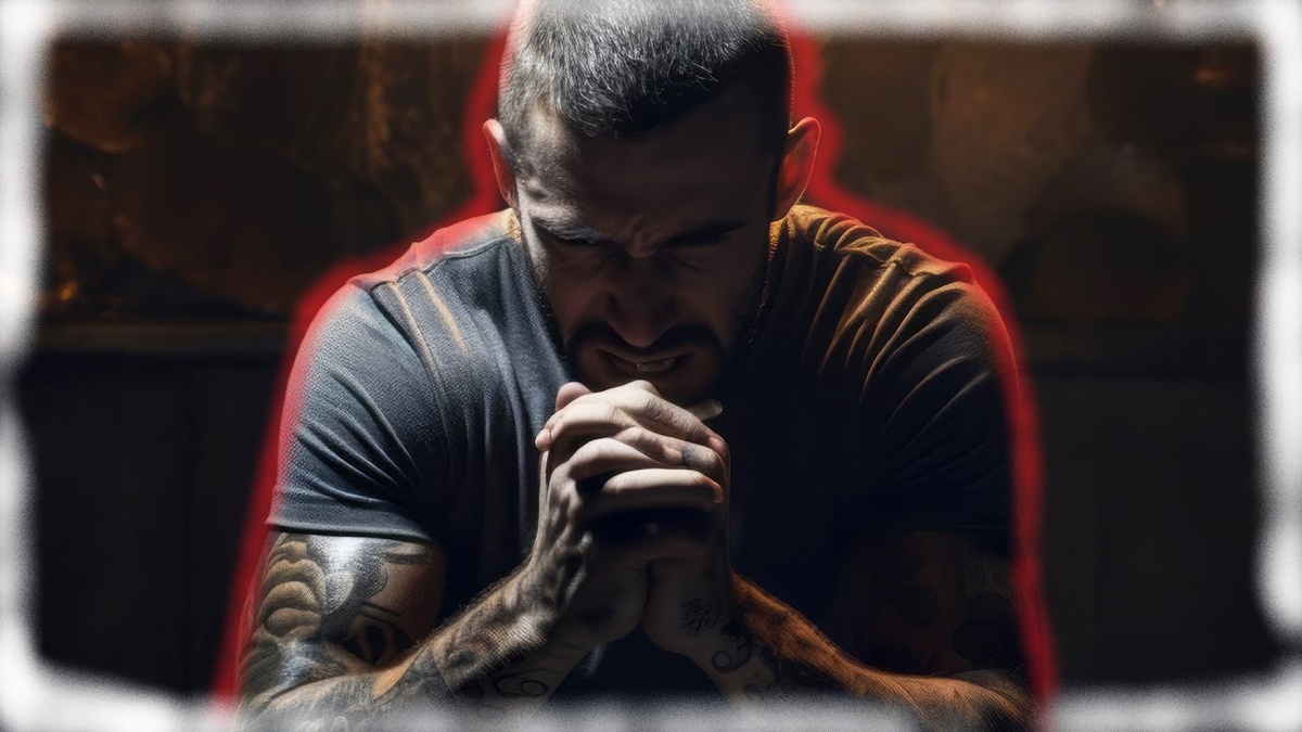 Однажды на службе я заметил мужчину: шорты, сланцы, майка без рукавов, татуировки...