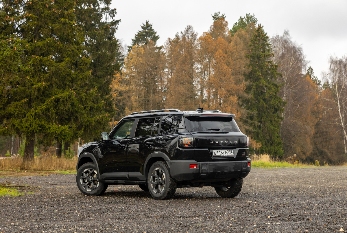 Фото: Денис Филатов, АВТОДЗЕН. Cветодиодная оптика по кругу, цветочный дизайн фар и колесных дисков, камеры, датчики и отсутствие броских украшательств. Во внешности Т1 нет той игрушечности, которая присутствует у старшего Т2