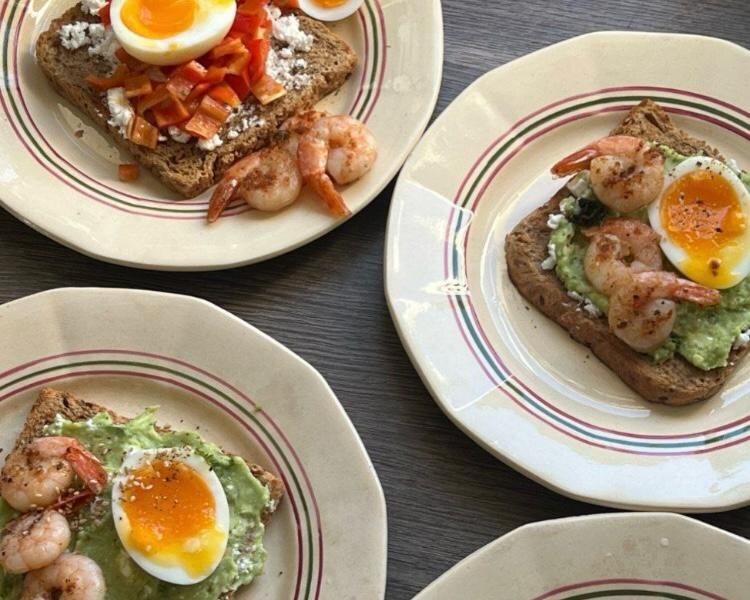 бутерброд с йцом и авокадо