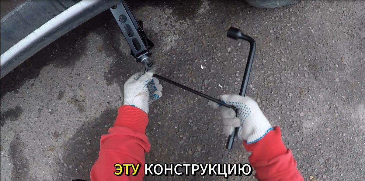 Первый раз за пять лет достал штатный домкрат, но оказалось поднимать его целый геморрой, ну его нафиг