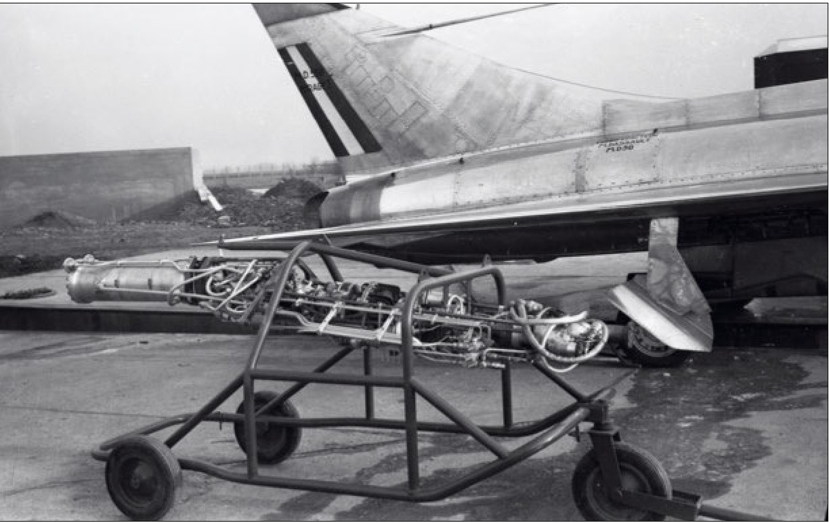 ракетный двигатель SEPR улучшал летные характеристики. Первоначально вспомогательный двигатель был использован в истребителе Mirage III. Снимок DR и коллекции П. Рикко