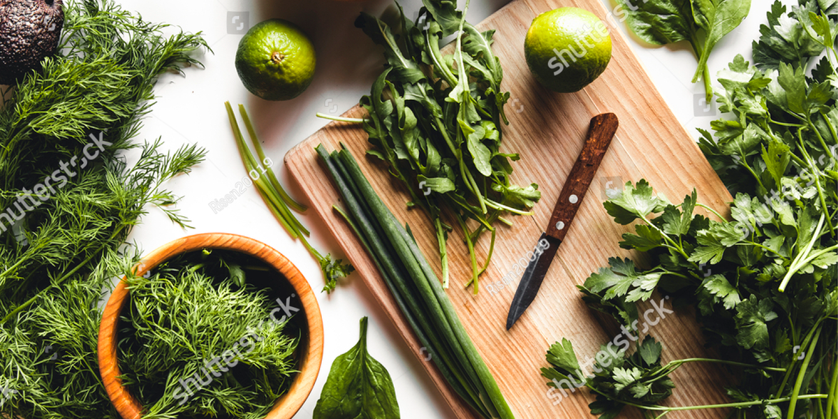 Даже небольшая порция зелени обогащает рацион витаминами и антиоксидантами.