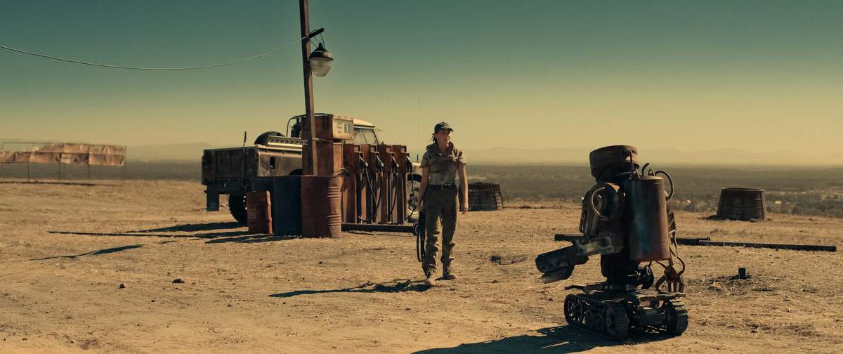 Вот так они и жили: она - возилась в огороде, а он - тупо её охранял... (с) Кадр из фильма