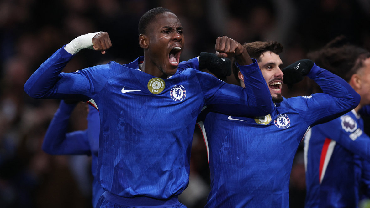    Футболисты «Челси» Тревор Чалоба и Педру Нету после гола в ворота «Арсенала» (1:1) 30 ноября. Reuters