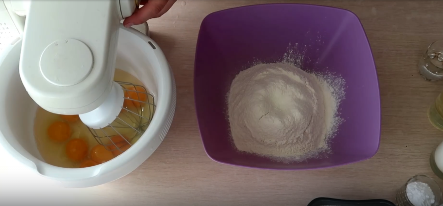 Яйца взбиваем до пышной пены