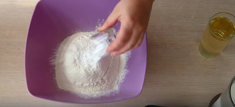В муку добавляем соду