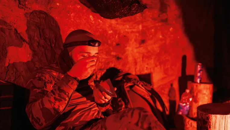 Обед во время войны: Ганс мешает ложкой сухой суп, смешанный с горячей водой © Ситара Талия Амброзио