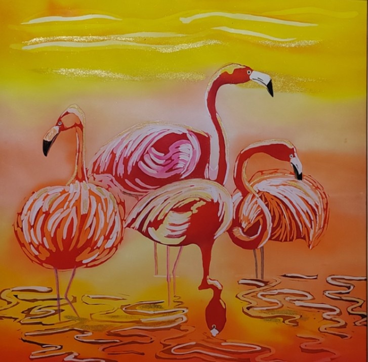 Фламинго. Горячий батик. 2025. Автор Наталья Босс. Вторая Межрегиональная выставка батика «Капли на шёлке». Астраханская областная научная библиотека им. Н.К. Крупской. 2025 г.