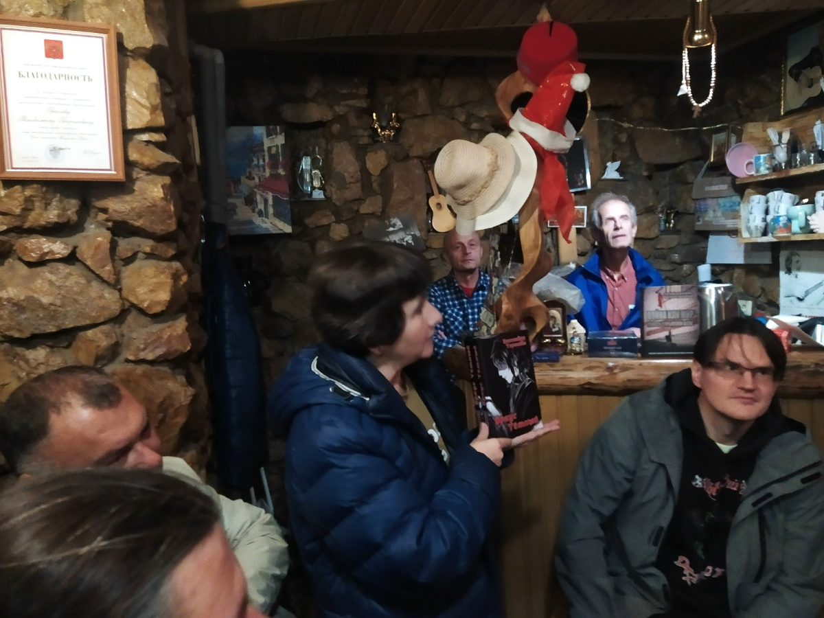 Галина Малышева проводит презентацию "Оркуса Тёмного" (с) Фото: Н. Остапцов