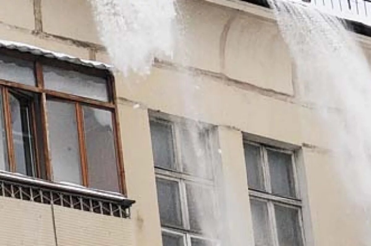    МЧС Югры предупредило об опасности схода снега с крыш