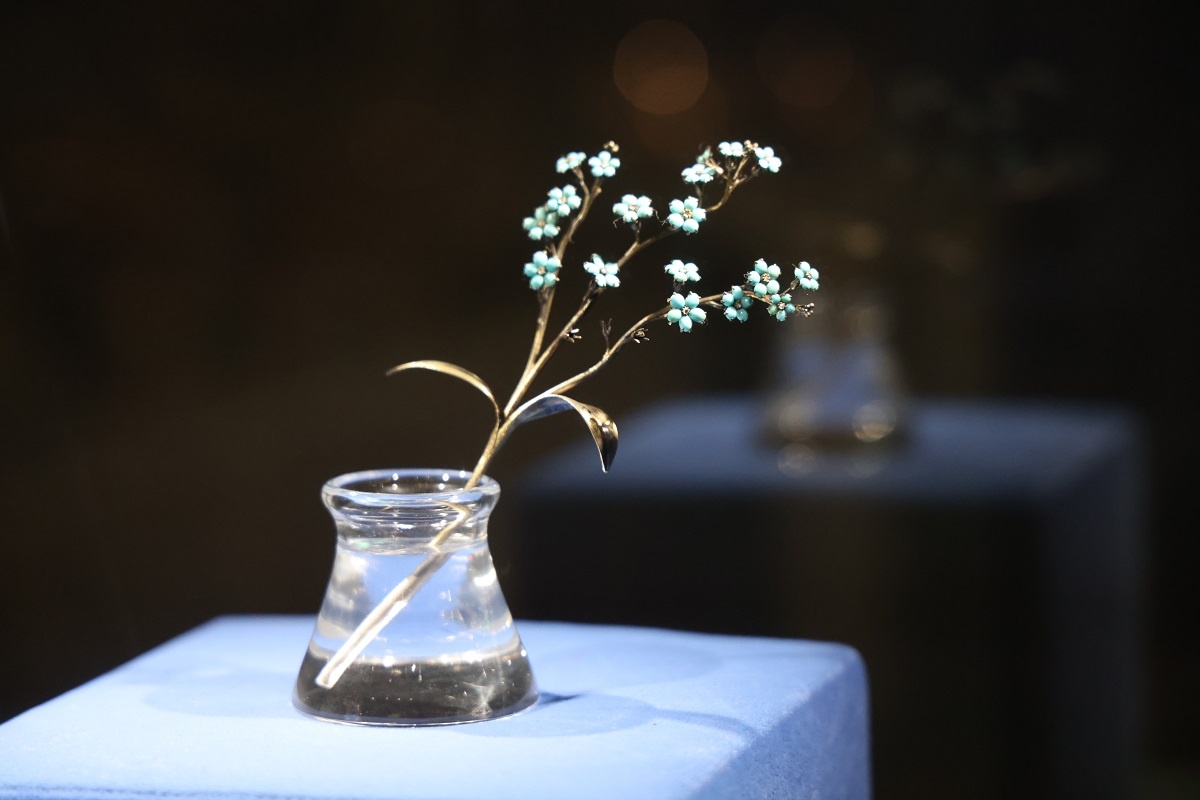    Флоральный этюд «Веточка незабудок в вазочке» – особая гордость музея