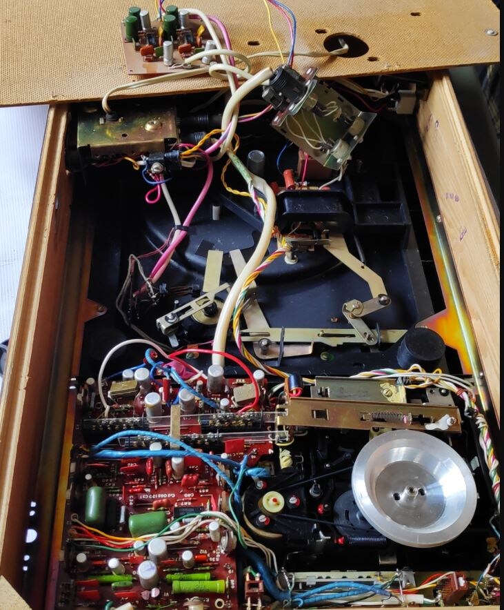 Например, в радиоле с кассетным магнитофоном Мелодия-105: меди – 0,1 кг., латуни – 30 г.