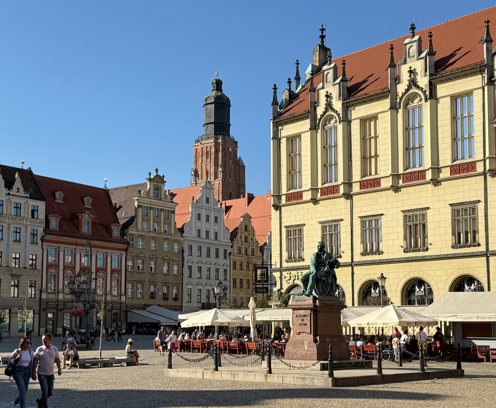
Вроцлавская площадь была великолепна! Это было похоже на Познань, но в большем масштабе - т.е. больше окон!!!!
