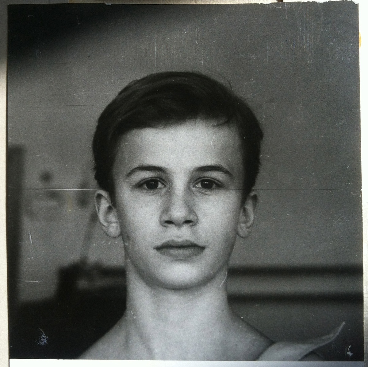 Мое первое селфи. Стою у огромного окна балетного 15-го зала. На вытянутых руках держу свою мыльницу фотоаппарат Агат-18.