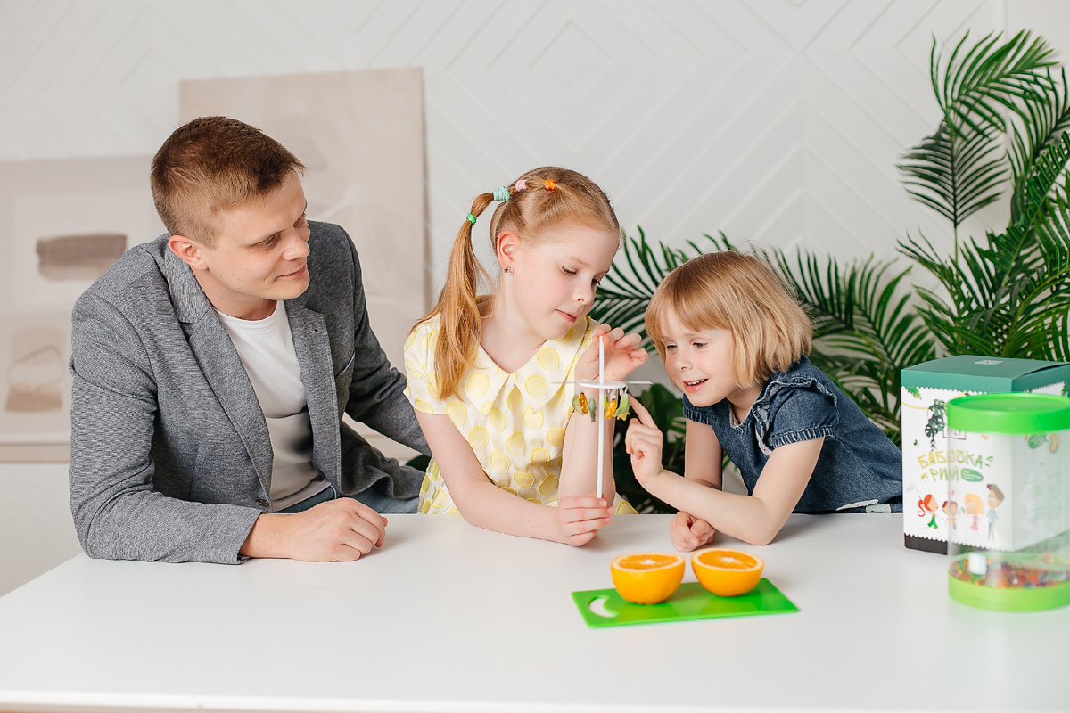 Семья опытных бабочководов 