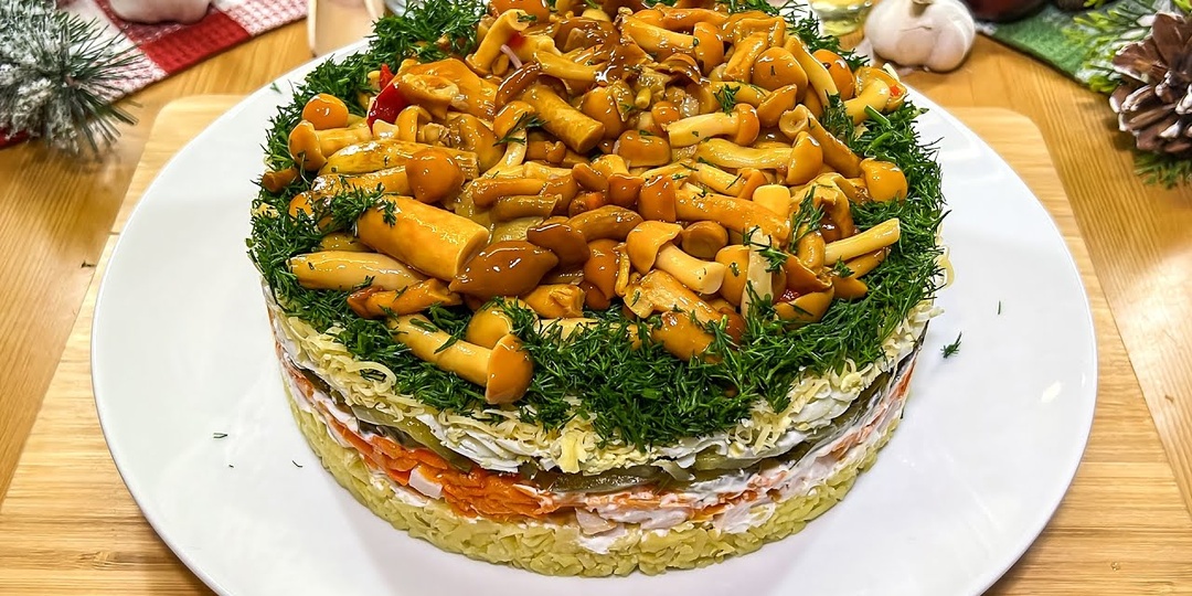 Салат «Грибная поляна» с маринованными опятами: пошаговый рецепт с курицей