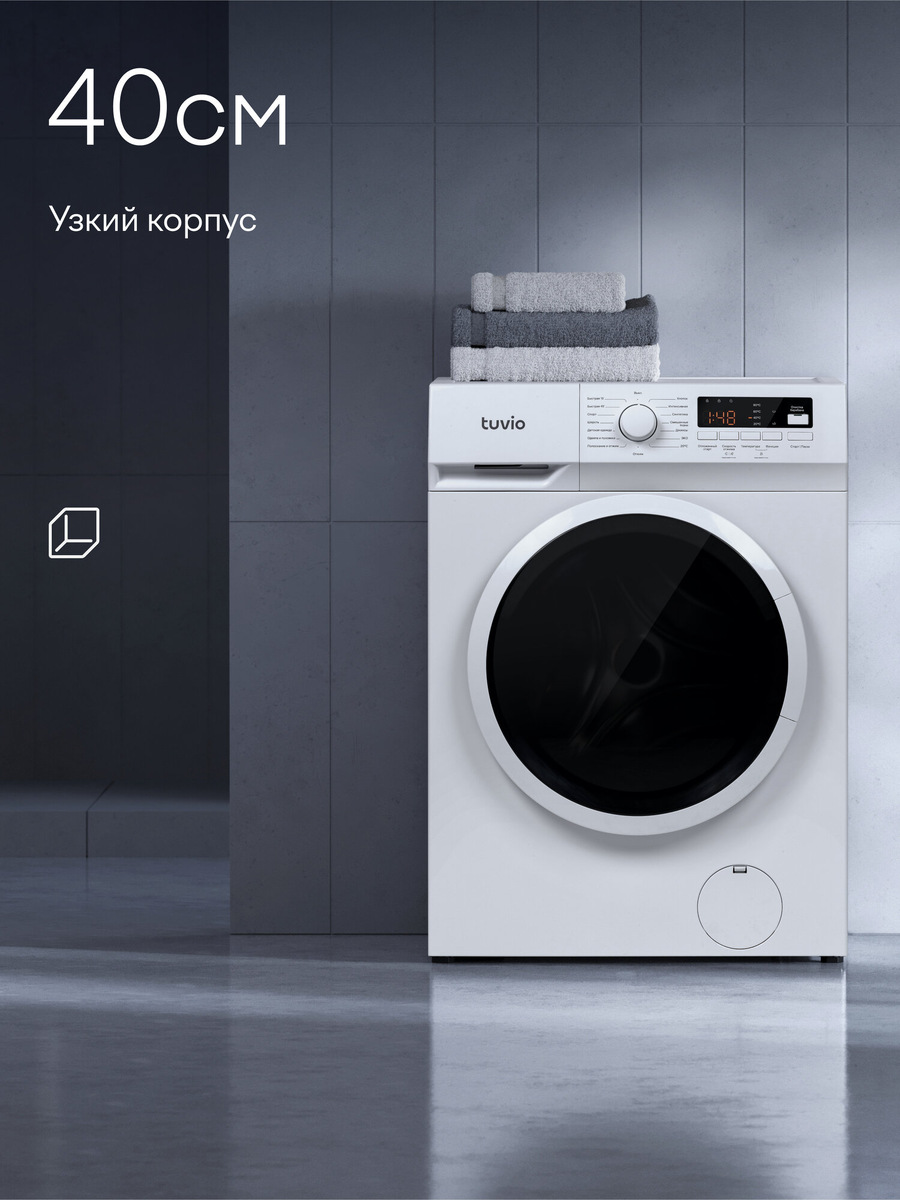 Компактная стиральная машина Tuvio WFS64MW1 установлена в узкую нишу в ванной комнате. Белоснежный корпус, элегантная черная панель управления и круглый люк органично вписываются в интерьер.