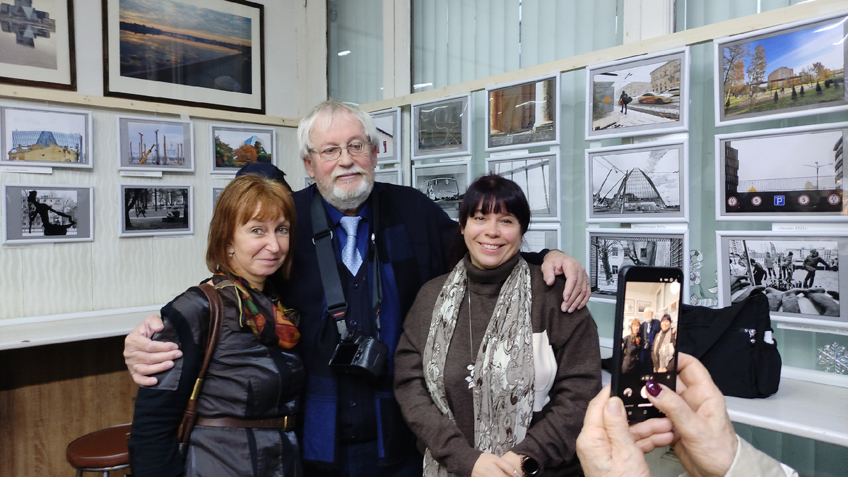 Валерий СТРИЖЕКОЗИН в комапании коллег на открытии своей выставки. Фото - автороское право #di_vito