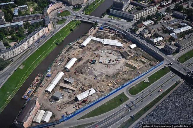 Фото из открытых источников. Дырка от Газпромовской башни. Нева, дороги, живут люди. И все это вокруг забора, за которым, между прочим, памятник археологии - старинная крепость Ниеншанц