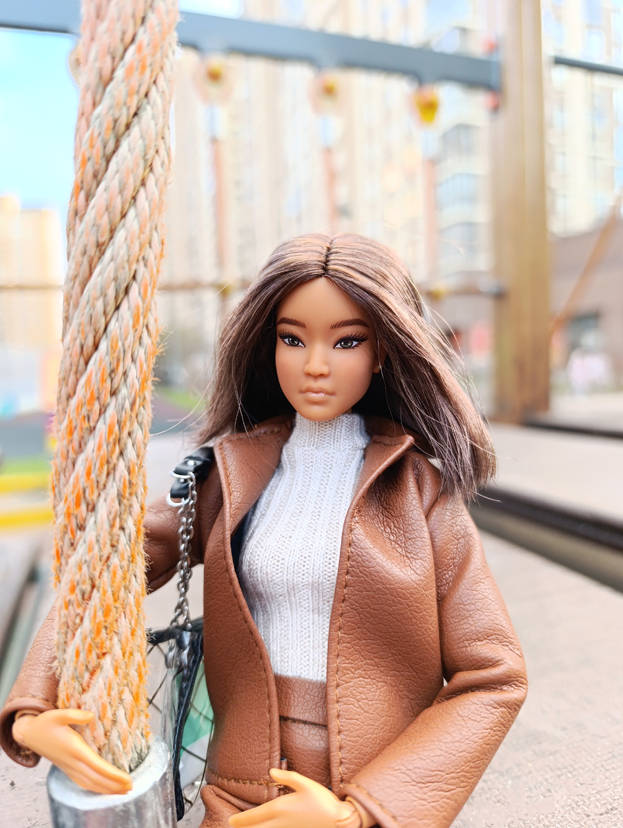 И на улицу её конечно потащила,там хоть освещение хорошее и нет бликов от лампы