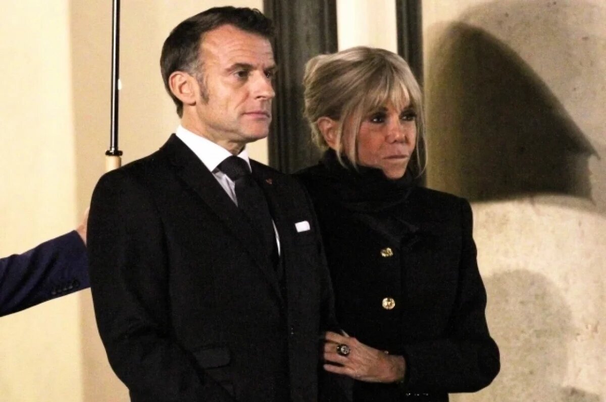    Макрона критикуют за высокомерие на фоне скандала с полом его жены