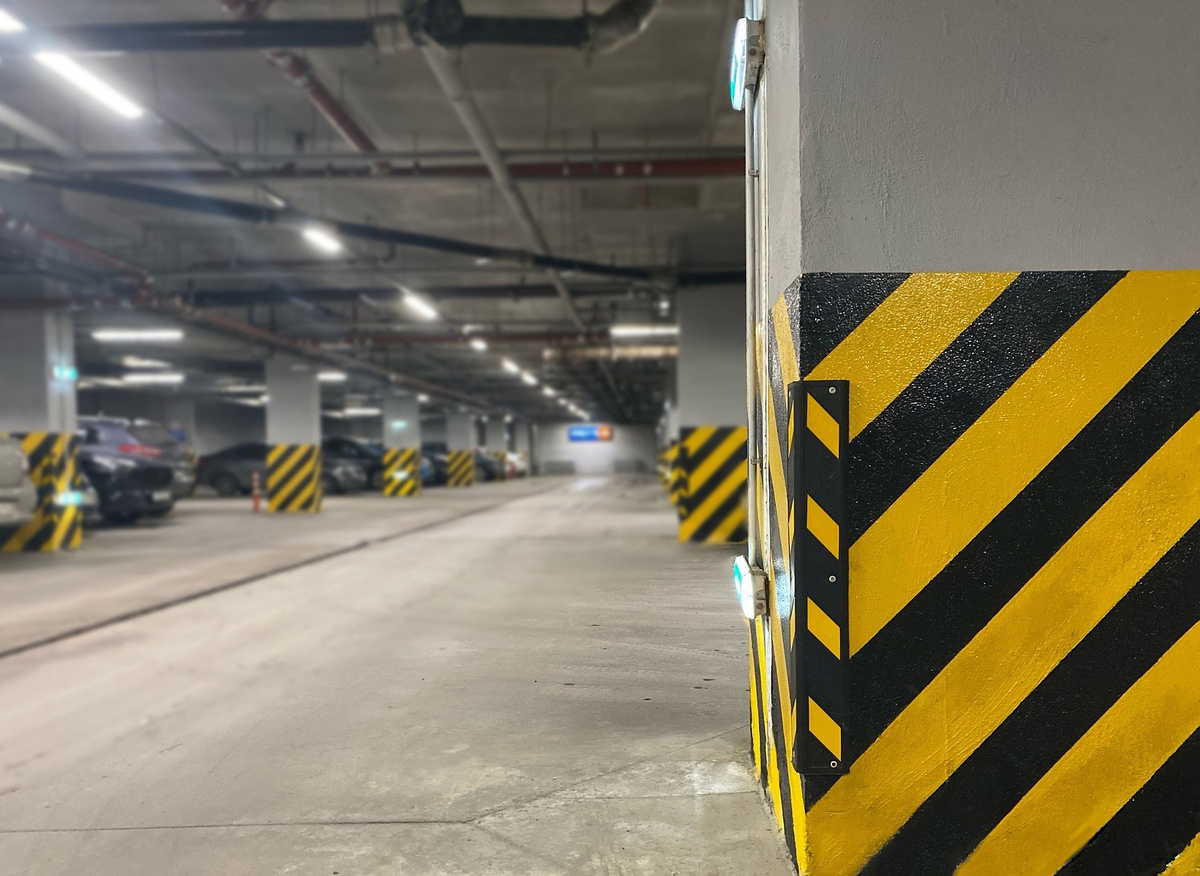 Угловой резиновый демпфер защищает бетонную колонну в подземном паркинге от повреждений при парковке и маневрах