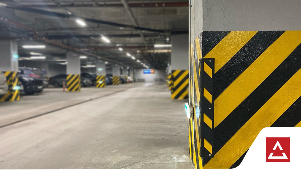 Угловой резиновый демпфер защищает бетонную колонну в подземном паркинге от повреждений при парковке и маневрах