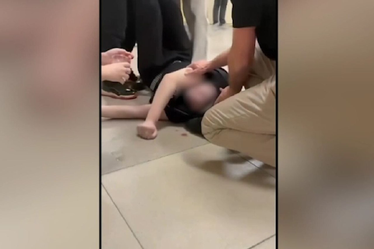 Кадры с телефонов - на полу Сергей