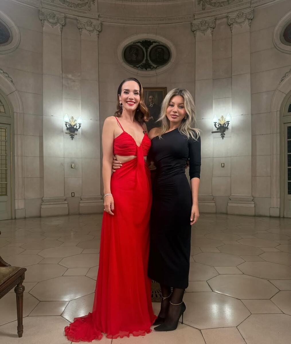 Фото из социальных сетей Надежды Стрелец. Надежда и Наталия Орейро в Буэнос-Айресе во время съёмки ее большого интервью. 