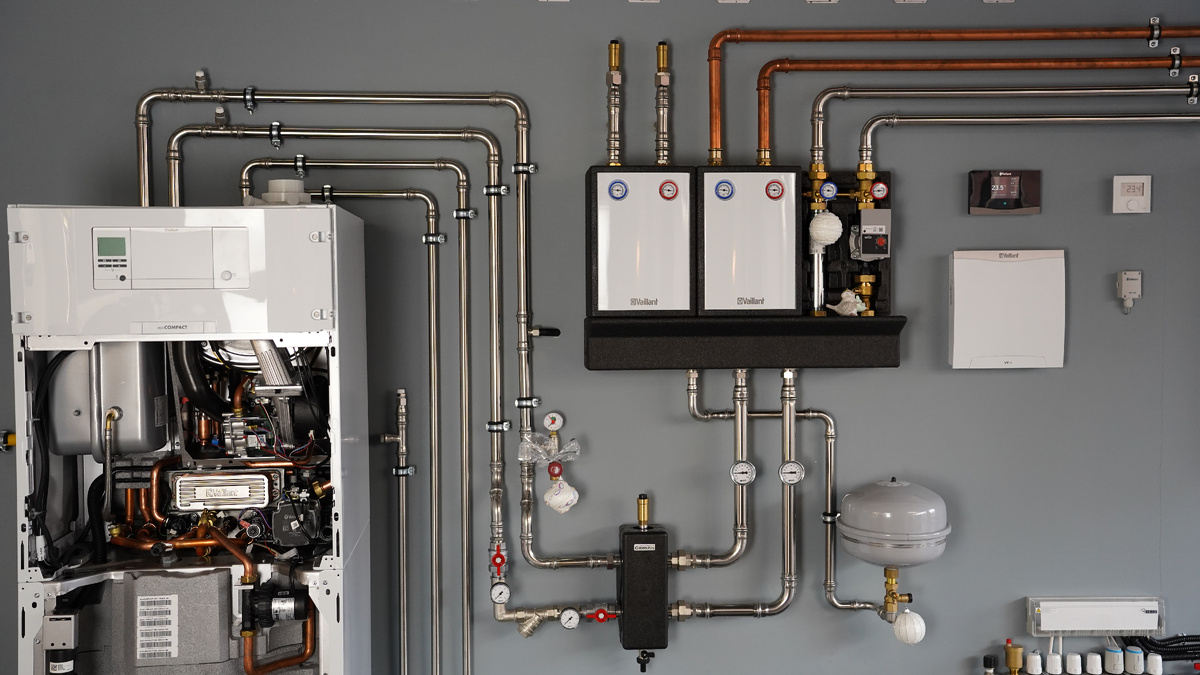 Котельная с напольным газовым котлом и встроенным бойлером Vaillant ecoCOMPACT для домов площадью до 500 м.к.в