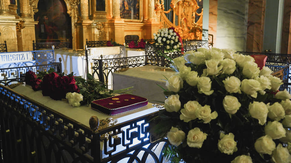 Пять медалей, возвращенных на могилу императора Николая Первого в Петропавловской крепости.📷Фото: Пресс-служба Смольного