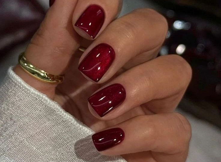 Какой маникюр сделать, чтобы угодить Огненной Лошади в 2026? 4 цвета удачи