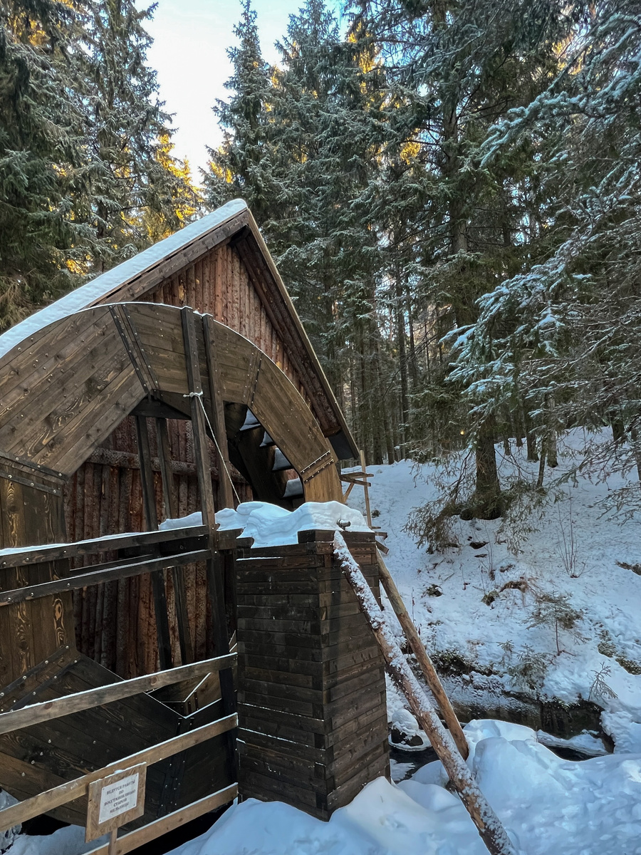 Старая мельница в долине водопадов