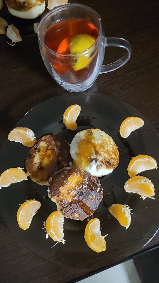 Сырники с изюмом Ермолино. 1 шт - 96 ккал. Мед 1 ст.л . Мандарин. 