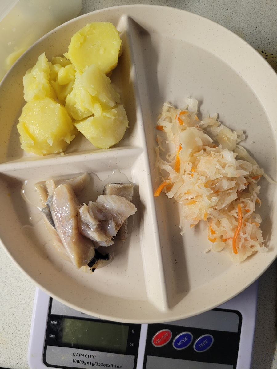 Картошка вареная 100гр, капуста 50 гр, селедка 30 гр. Кофе с молоком растительным. 