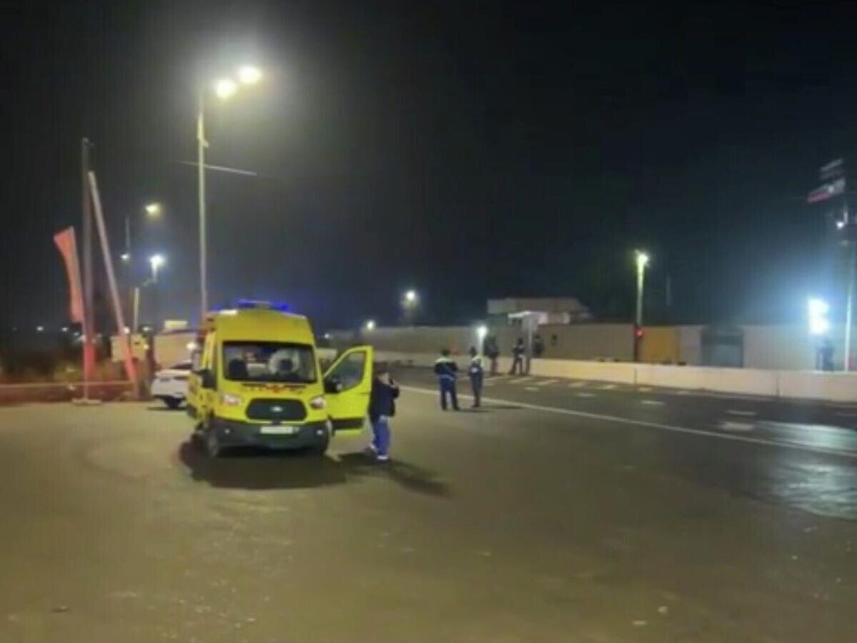    Автомобиль скорой помощи на месте происшествия, где неизвестный с ножом напал на сотрудников полиции, которые несли службу на КПП "Джемикентский" в Дербентском районе© Кадр видео очевидца