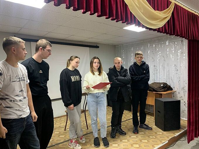 Одна из команд предлагает своё решение ситуации