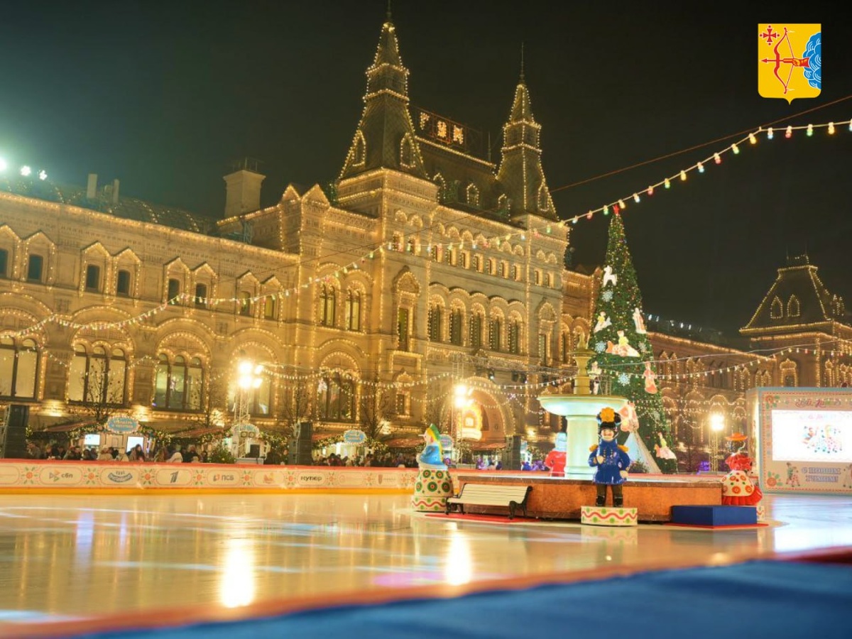 Красная площадь в Москве. Открылся новогодний ГУМ-Каток в стиле дымковской игрушки. Фото Правительства Кировской области