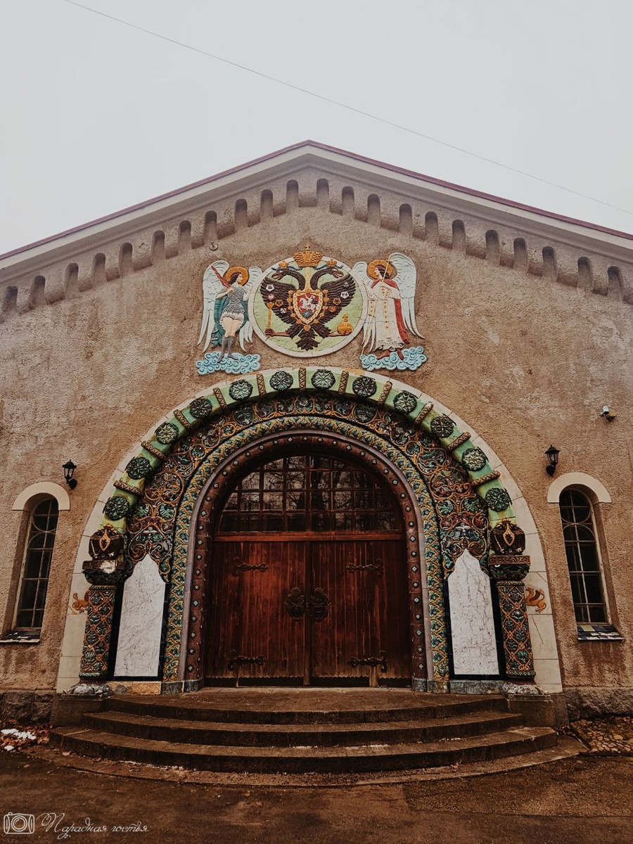 Нарядный портал библиотеки. Фото: Парадная гостья