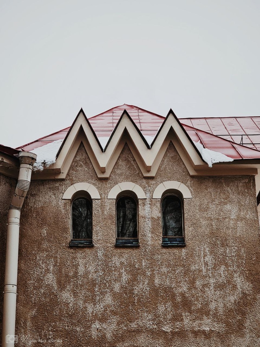 Щипцы над окнами. Фото: Парадная гостья