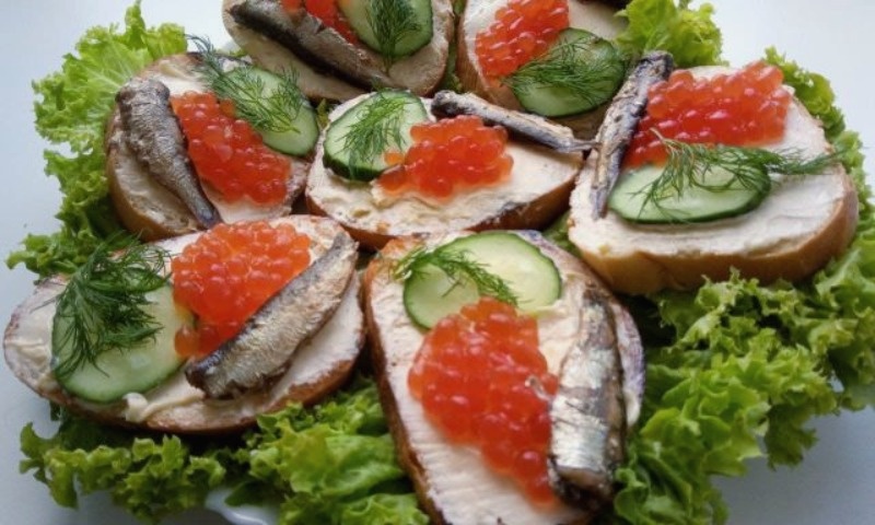 3 способа сделать бутерброды со шпротами так, чтобы все ахнули
