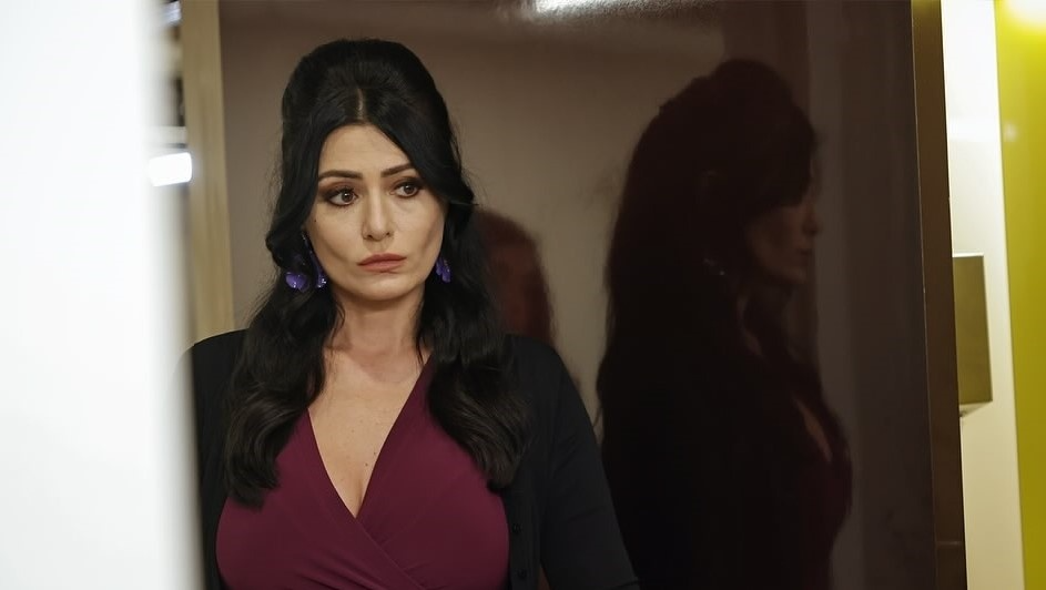 Хюлья (актриса Дениз Чакыр).