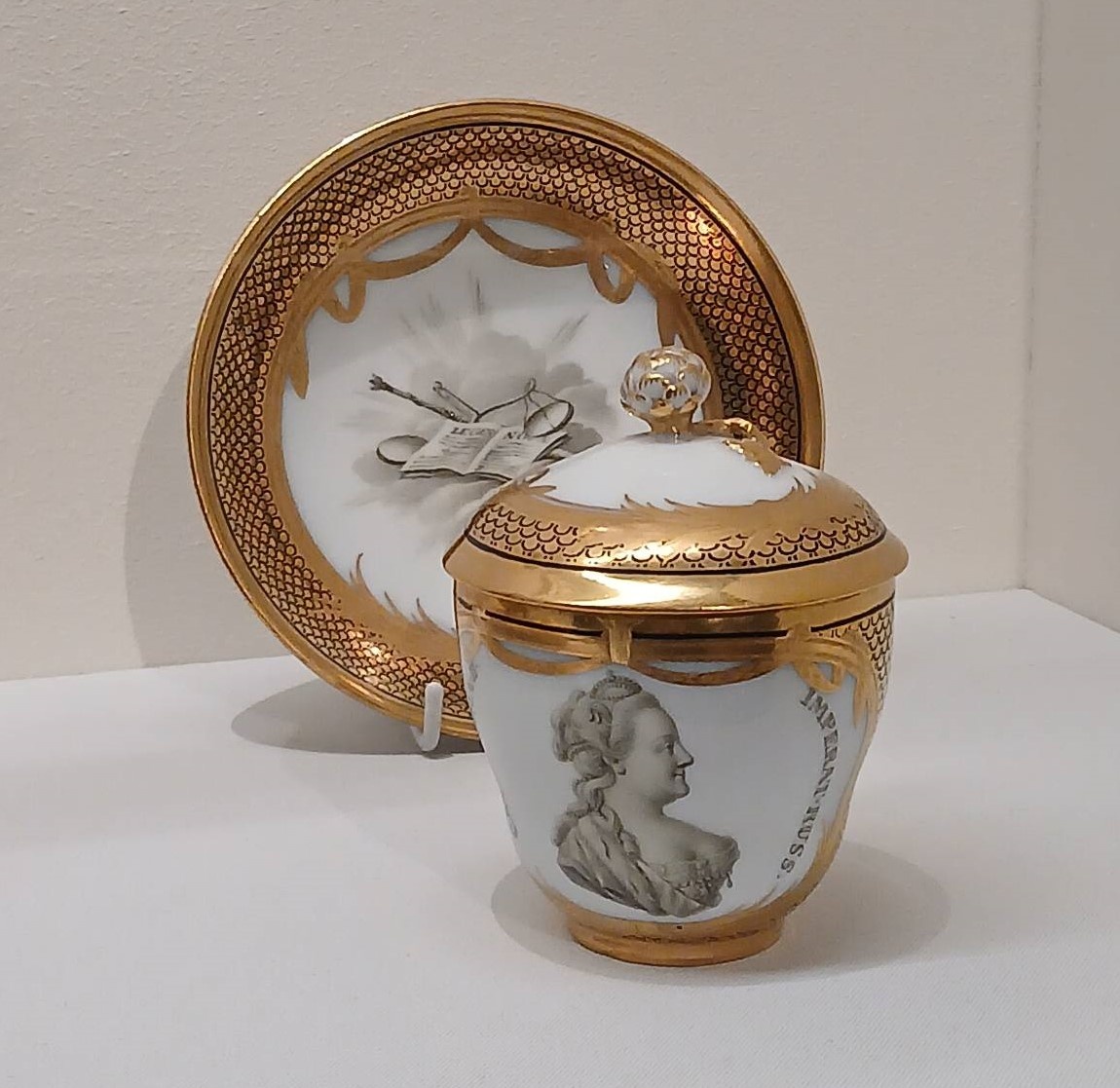 Чашка с портретом Екатерины II с крышкой и блюдцем. Германия, Берлин, Королевская фарфоровая мануфактура, 1800 г. Фото автора.