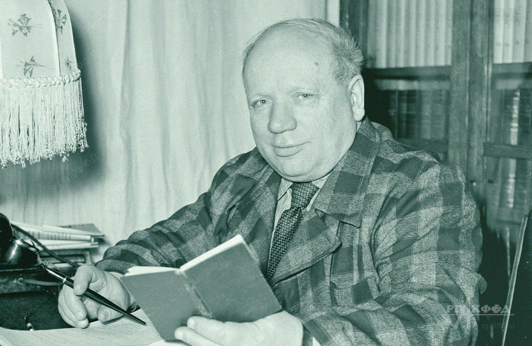 Советский поэт А.А. Прокофьев в домашней обстановке / 1957 г. / Фотограф: Д.Г. Шоломович / РГАКФФД. Арх.№ 1-85767 