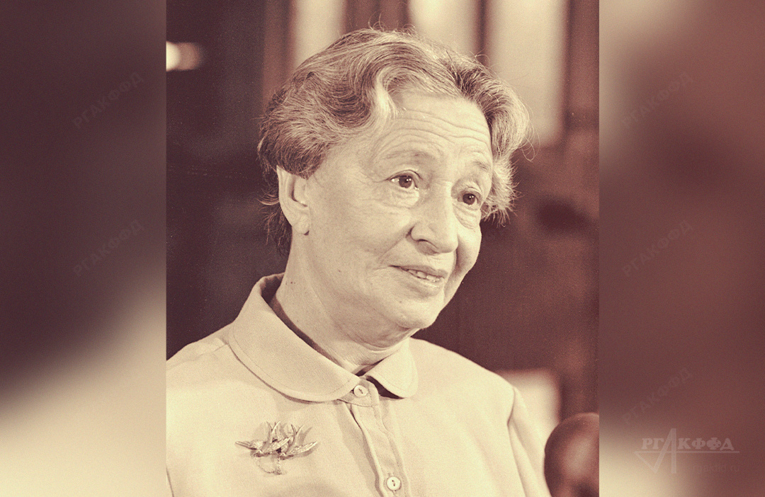 Актриса МХАТа им. М. Горького А.И. Степанова в день сбора труппы перед началом нового сезона / Москва. 1983 г. / Фотограф: В.В. Егоров / РГАКФФД. Арх.№ 0-383067