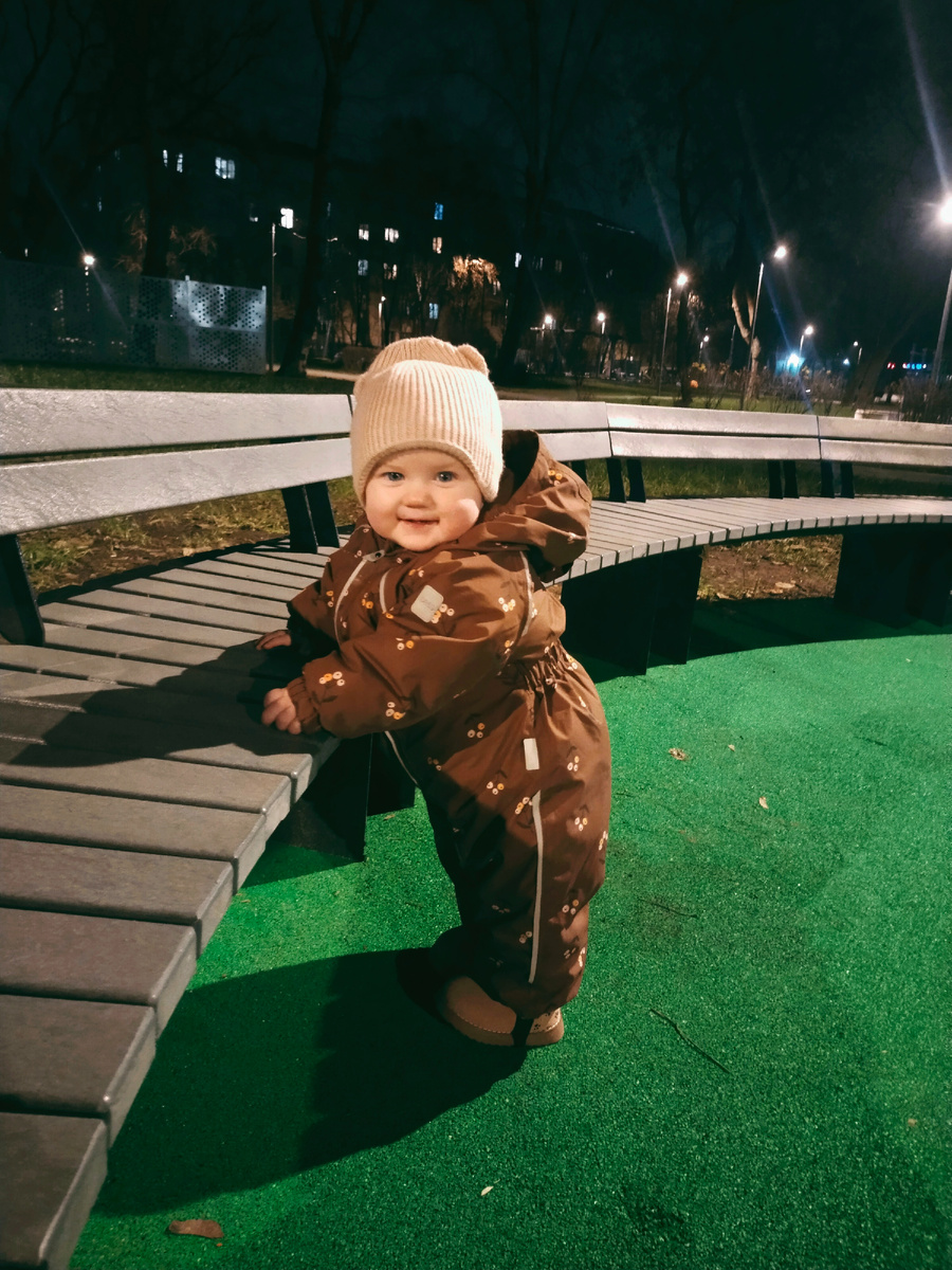 Коричневая Дарина возле коричневой скамейки. И темнота)